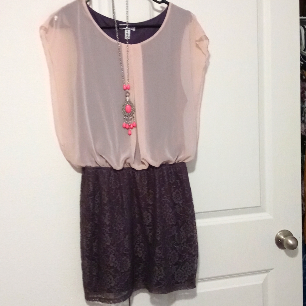 Super fun dress. Comes with matching necklace and earrings.